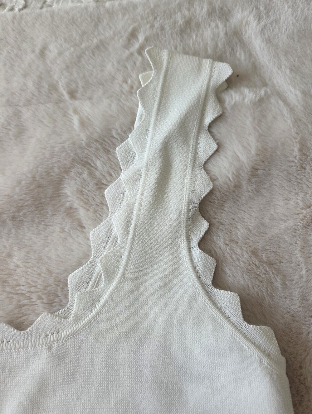 Tuckernut XL White Scallop Neck Tank Top - Picture 6 of 7